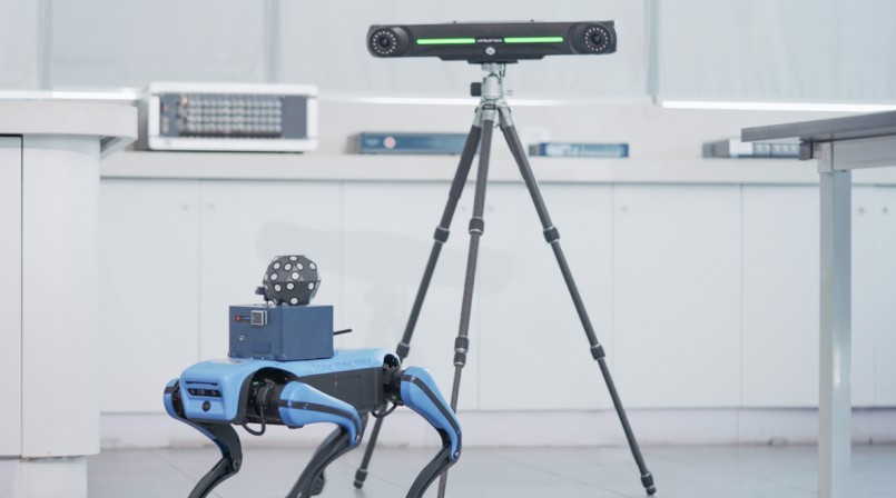 Sistem industrial de urmărire optică 6DoF utilizat pentru calibrarea roboților și poziționare de precizie într-un mediu de producție avansat.